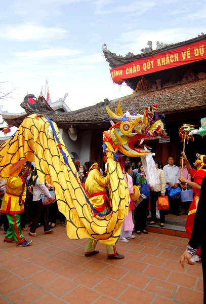 Een groep van niet-geïdentificeerde danser met hun kleurrijke draak op 04 mei 2013 in Nam Dinh, Vietnam. — Stockfoto