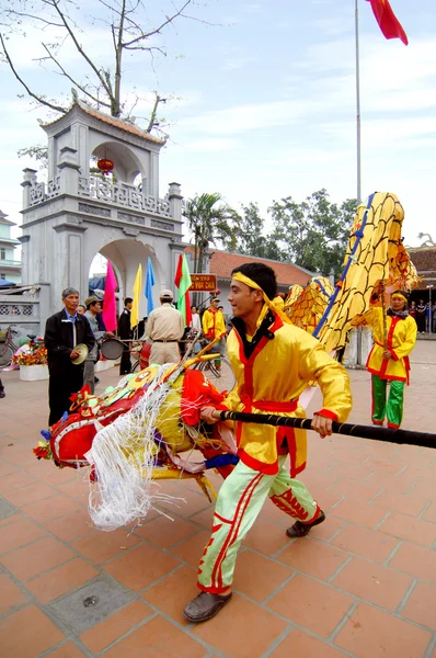 A group of unidentified dancer with their colorful dragon on May 04, 2013 in Nam Dinh, Vietnam. — Stock Photo, Image
