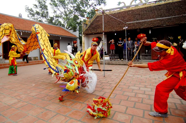 Eine Gruppe unbekannter Tänzer mit ihrem bunten Drachen am 04. Mai 2013 in nam dinh, Vietnam. — Stockfoto