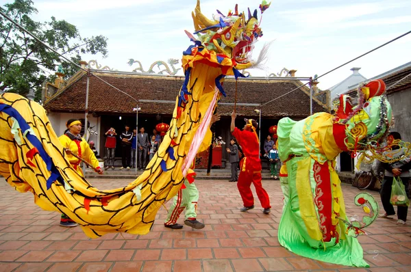 Um grupo de dançarinos não identificados com seu dragão colorido em 04 de maio de 2013 em Nam Dinh, Vietnã . — Fotografia de Stock