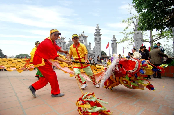 Um grupo de dançarinos não identificados com seu dragão colorido em 04 de maio de 2013 em Nam Dinh, Vietnã . — Fotografia de Stock