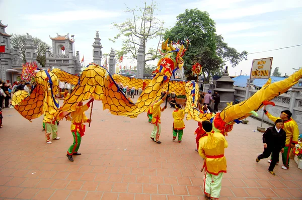 Um grupo de dançarinos não identificados com seu dragão colorido em 04 de maio de 2013 em Nam Dinh, Vietnã . — Fotografia de Stock