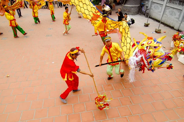 Un groupe de danseurs non identifiés avec leur dragon coloré le 04 mai 2013 à Nam Dinh, Vietnam . — Photo