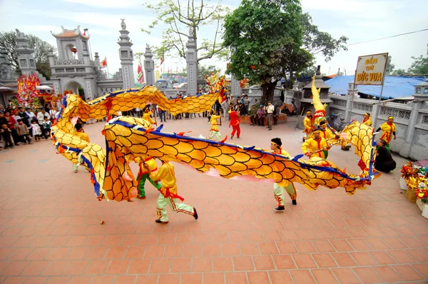 Eine Gruppe unbekannter Tänzer mit ihrem bunten Drachen am 04. Mai 2013 in nam dinh, Vietnam. — Stockfoto