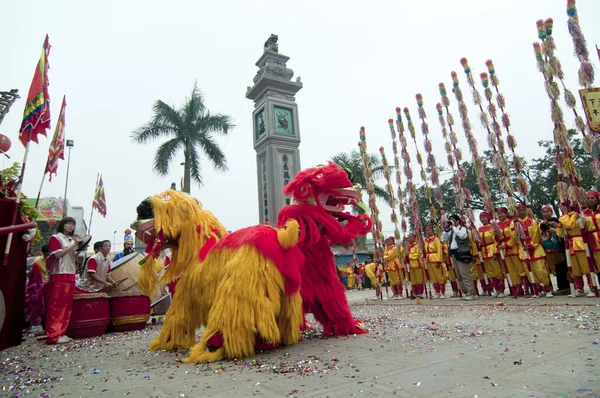 Um grupo de dançarinos não identificados com seu dragão colorido em 04 de maio de 2013 em Nam Dinh, Vietnã . — Fotografia de Stock