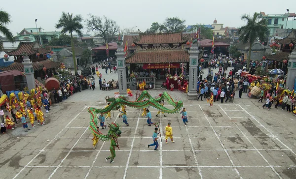 Um grupo de dançarinos não identificados com seu dragão colorido em 04 de maio de 2013 em Nam Dinh, Vietnã . — Fotografia de Stock