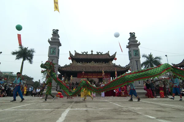 Um grupo de dançarinos não identificados com seu dragão colorido em 04 de maio de 2013 em Nam Dinh, Vietnã . — Fotografia de Stock