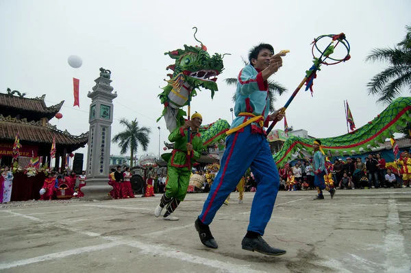 Um grupo de dançarinos não identificados com seu dragão colorido em 04 de maio de 2013 em Nam Dinh, Vietnã . — Fotografia de Stock