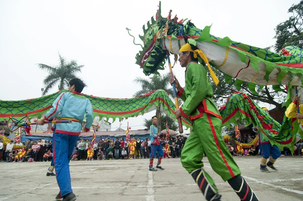 Um grupo de dançarinos não identificados com seu dragão colorido em 04 de maio de 2013 em Nam Dinh, Vietnã . — Fotografia de Stock