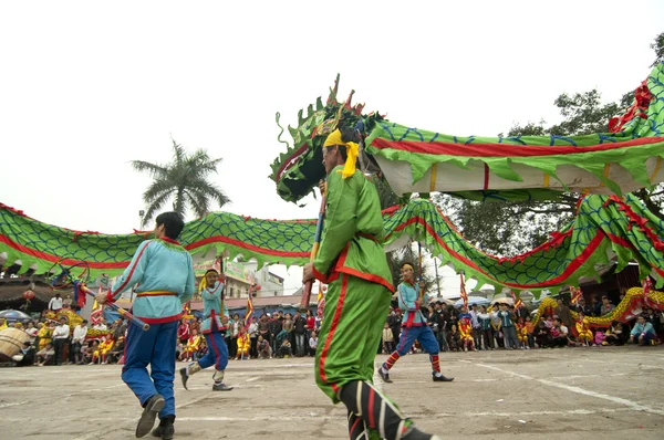 Onların renkli ejderha üzerinde 04 Mayıs 2013 Nam Dinh, Vietnam ile tanımlanamayan dansçı bir grup. — Stok fotoğraf