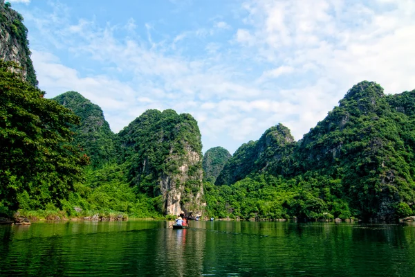 旅游船在陆地龙湾，Trangan、 宁平、 越南. 图库图片