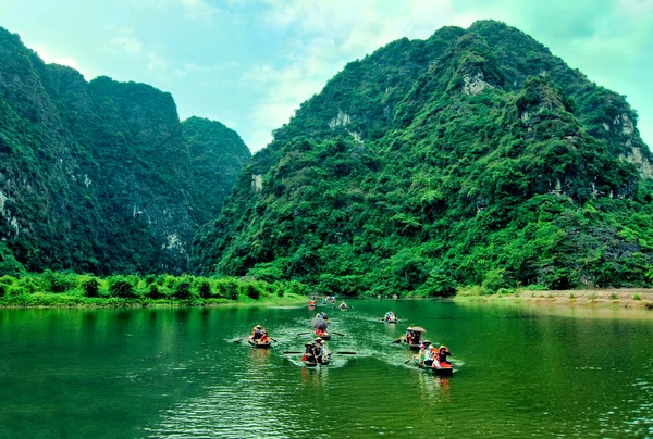 旅游船在陆地龙湾，Trangan、 宁平、 越南. 图库图片