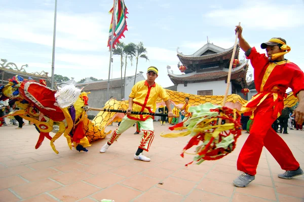 Un groupe de danseurs non identifiés avec leur dragon coloré le 04 mai 2013 à Nam Dinh, Vietnam . Image En Vente