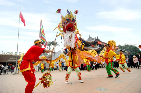 Un groupe de danseurs non identifiés avec leur dragon coloré le 04 mai 2013 à Nam Dinh, Vietnam . Image En Vente