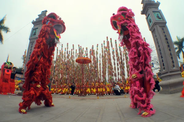 Un groupe de danseurs non identifiés avec leur dragon coloré le 04 mai 2013 à Nam Dinh, Vietnam . Photos De Stock Libres De Droits