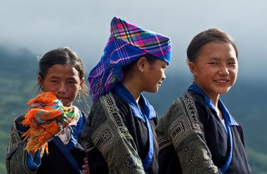 6 Ekim 2013 Sapa, Laocai, Vietnam, üzerinde küçük bir Pazar Hmong kızları.