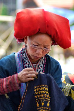 6 Ekim 2013 Sapa, Laocai, Vietnam, üzerinde küçük bir Pazar Hmong kızları.