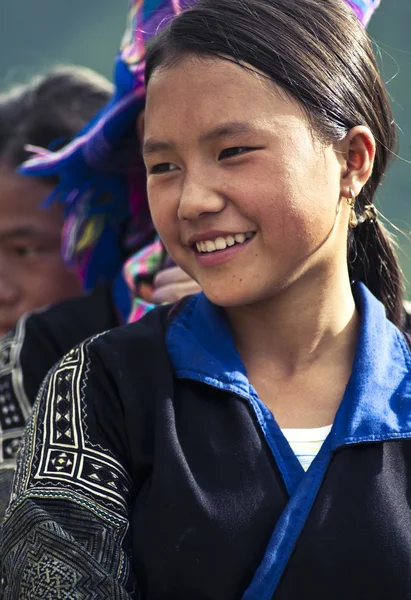 Chicas Hmong en un pequeño mercado el 6 de octubre de 2013 en Sapa, Laocai, Vietnam . — Foto de Stock