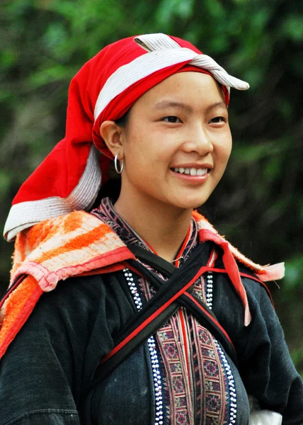 Chicas Hmong en un pequeño mercado el 6 de octubre de 2013 en Sapa, Laocai, Vietnam . — Foto de Stock