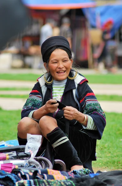 Chicas Hmong en un pequeño mercado el 6 de octubre de 2013 en Sapa, Laocai, Vietnam . — Foto de Stock