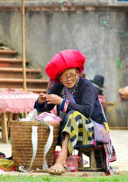 Chicas Hmong en un pequeño mercado el 6 de octubre de 2013 en Sapa, Laocai, Vietnam . — Foto de Stock