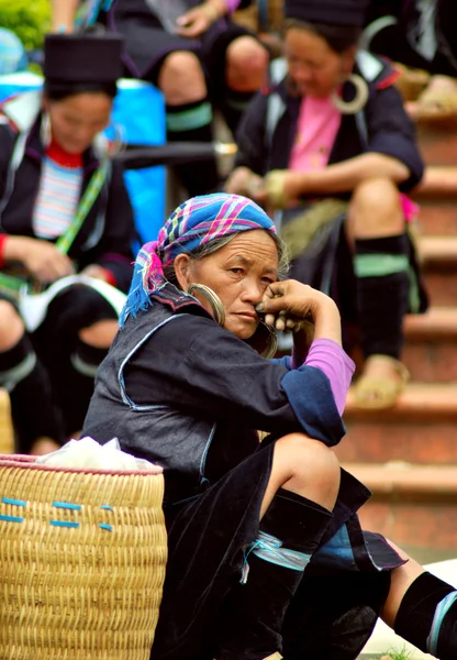 Chicas Hmong en un pequeño mercado el 6 de octubre de 2013 en Sapa, Laocai, Vietnam . — Foto de Stock