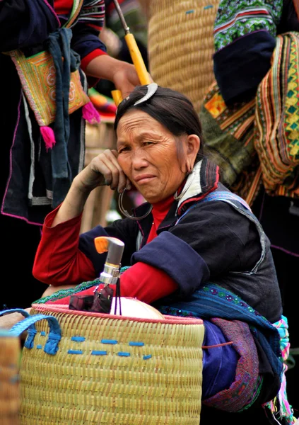 Chicas Hmong en un pequeño mercado el 6 de octubre de 2013 en Sapa, Laocai, Vietnam . — Foto de Stock