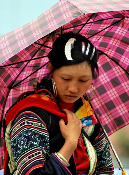 Chicas Hmong en un pequeño mercado el 6 de octubre de 2013 en Sapa, Laocai, Vietnam . — Foto de Stock