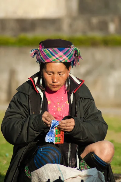 Chicas Hmong en un pequeño mercado el 6 de octubre de 2013 en Sapa, Laocai, Vietnam . — Foto de Stock