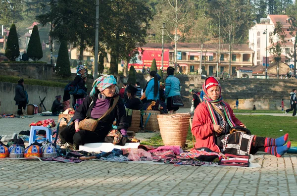 Hmong girls at small market on October 6, 2013 at Sapa, Laocai, Vietnam. — Stock Photo, Image