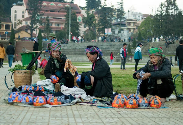 Hmong girls at small market on October 6, 2013 at Sapa, Laocai, Vietnam. — Stock Photo, Image