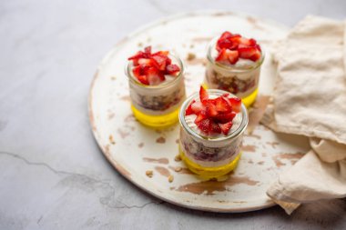 Limonlu jöle, yoğurt ve taze çilekli tatlı bardağı..
