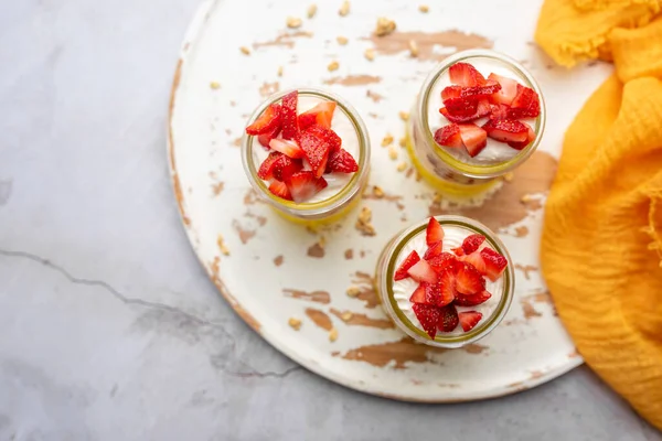 Bicchiere Dessert Parfait Con Gelatina Limone Yogurt Fragole Fresche — Foto Stock