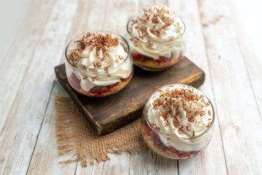 Ahududu ve çikolata parçacıklı beyaz çikolatalı mus tatlısı.