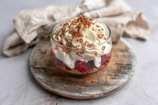 Dessert Aus Weißem Schokoladenmousse Glas Mit Himbeer Und Schokoladenspänen — Stockfoto