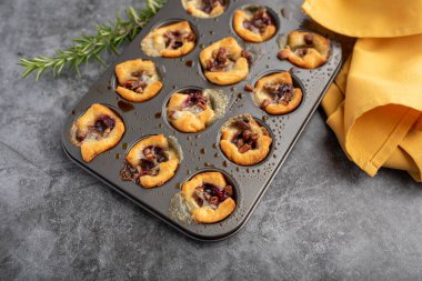 Krem hamurlu krem peynir ve fındık, yaban mersinli mini aperatif tatlı veya herhangi bir reçel.