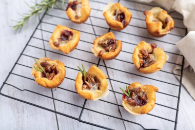 Krem hamurlu krem peynir ve fındık, yaban mersinli mini aperatif tatlı veya herhangi bir reçel.