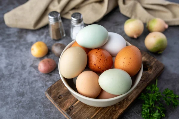 Свіжі Яйця Курей Вільного Діапазону Маленькій Фермі Красиві Барвисті Яйця — стокове фото