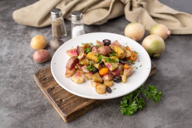 Kızarmış sebzeler beyaz bir tabakta servis edilmeye hazır.