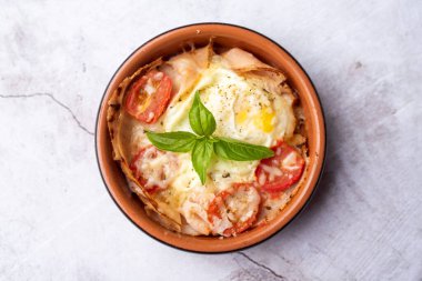 Yumurta Caprese Kahvaltı Fincanı, ev yapımı jambon, yumurta ve kapuçin aromalı yemek.
