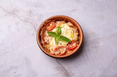 Yumurta Caprese Kahvaltı Fincanı, ev yapımı jambon, yumurta ve kapuçin aromalı yemek.