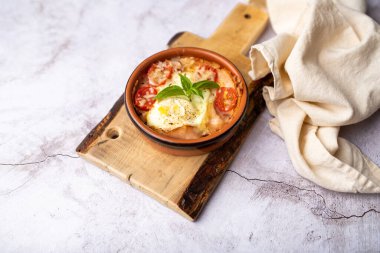 Yumurta Caprese Kahvaltı Fincanı, ev yapımı jambon, yumurta ve kapuçin aromalı yemek.