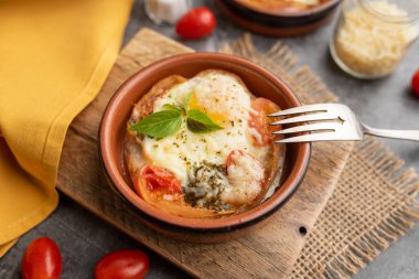 Yumurta Caprese Kahvaltı Fincanı, ev yapımı jambon, yumurta ve kapuçin aromalı yemek.