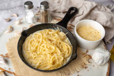 Kremalı beyaz soslu, baharatlı Alfredo makarna yemeği. İtalyan restoranında yapılan Alfredo adlı makarna. Peynirli Alfredo Makarnası.