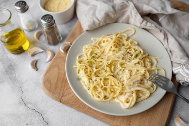 Kremalı beyaz soslu, baharatlı Alfredo makarna yemeği. İtalyan restoranında yapılan Alfredo adlı makarna. Peynirli Alfredo Makarnası.