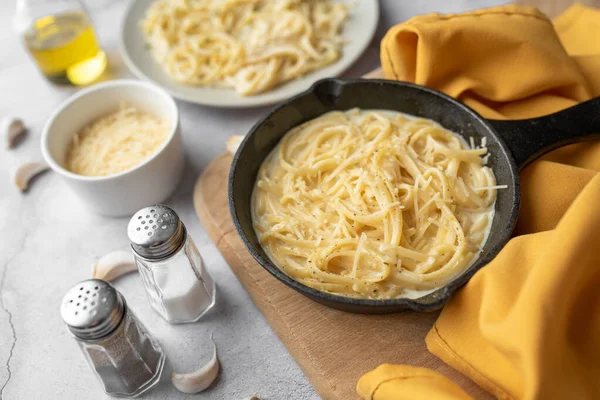 Alfredo Pasta Dinner Creamy White Sauce Herbs Seasoning Pasta Made — Stock Photo, Image