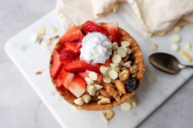 Meyve ve fındıklı dondurmalı Yunan yoğurdu, diyet dostu tatlı. Meyveli waffle kasesi.