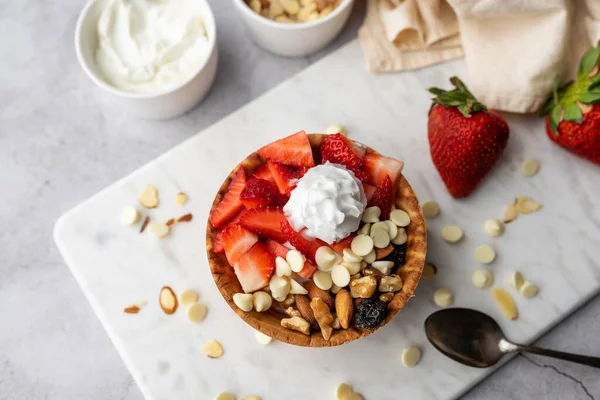 Iogurte Grego Tigela Waffle Sorvete Com Frutas Nozes Sobremesa Saudável — Fotografia de Stock