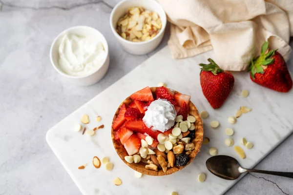 Yaourt Grec Dans Bol Gaufres Crème Glacée Avec Des Fruits — Photo