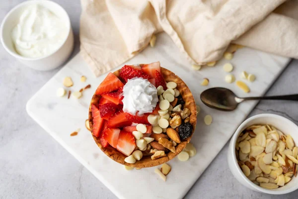 Yaourt Grec Dans Bol Gaufres Crème Glacée Avec Des Fruits — Photo